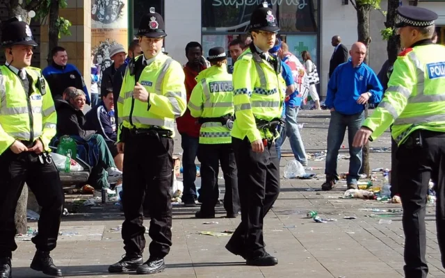 Photo d'illustration : des policiers britanniques. (Crédit : Wikimedia Commons) Photo d'illustration : des policiers britanniques. (Crédit : Wikimedia Commons)