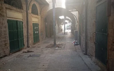 Des commerces fermés à midi dans une ruelle vide de la ville de Nazareth, en octobre 2025. (Eliyahu Freedman)