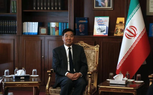 Illustration : Zhai Jun, envoyé spécial chinois pour les affaires du Moyen-Orient, lors d’une réunion avec le ministre iranien des Affaires étrangères Mohammad Javad Zarif, à Téhéran, le 22 octobre 2019. (Crédit : Atta Kenare/AFP)