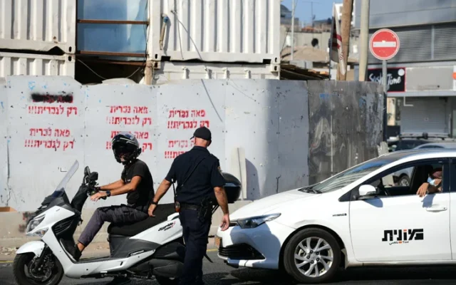 Illustration : un policier à Bnei Brak, le 18 octobre 2020. (Crédit : Tomer Neuberg/Flash90)