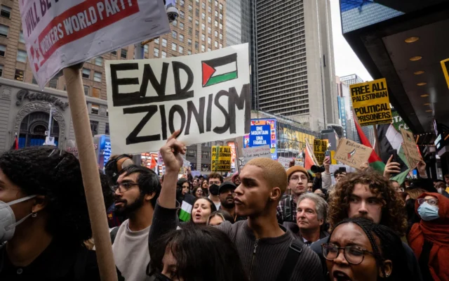 Une manifestation contre l’existence d’Israël à New York, le 8 octobre 2023, après les atrocités du Hamas du 7 octobre et avant qu’Israël ne lance une opération militaire dans la bande de Gaza. (Luke Tress/Times of Israel)