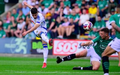 Le milieu de terrain israélien Manor Solomon, de Leeds United, tire au but lors du match de championnat entre Plymouth Argyle et Leeds United, le 3 mai 2025, à Home Park, Plymouth, Devon. (Crédit : IMAGO/PPAUK via Reuters Connect)