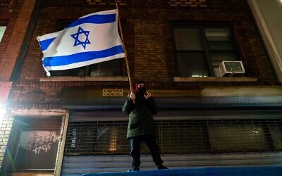 Illustration : Un contre-manifestant pro-Israël lors d'une manifestation anti-Israël, dans un quartier juif de Boro Park, à Brooklyn, le 18 février 2025. (Crédit : Luke Tress/Times of Israel)