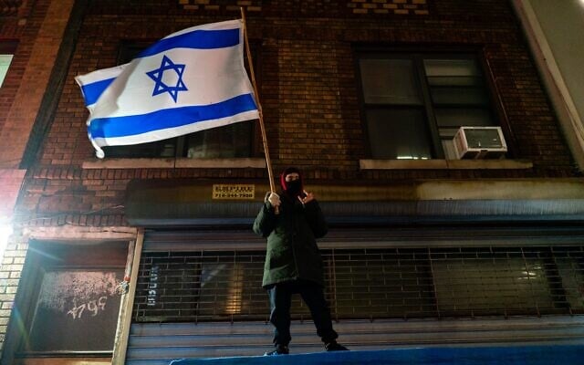 Illustration : Un contre-manifestant pro-Israël lors d'une manifestation anti-Israël, dans un quartier juif de Boro Park, à Brooklyn, le 18 février 2025. (Crédit : Luke Tress/Times of Israel)
