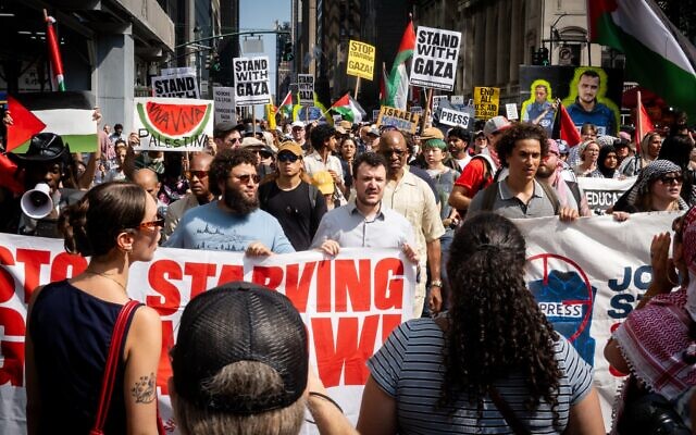 Mahmoud Khalil (au centre) lors d'une manifestation anti-Israël, à New York, le 16 août 2025. (Crédit : Luke Tress/Times of Israel) Mahmoud Khalil (au centre) lors d'une manifestation anti-Israël, à New York, le 16 août 2025. (Crédit : Luke Tress/Times of Israel)