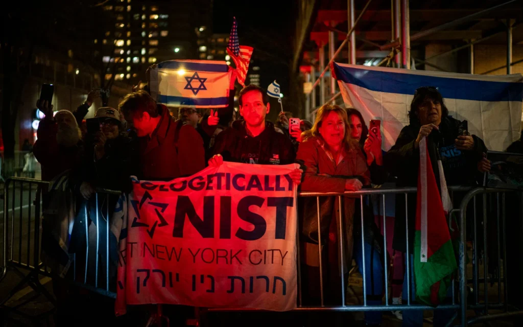 Des contre-manifestants juifs lors d'une manifestation devant une synagogue de New York, le 19 novembre 2025. (Luke Tress/Times of Israel) Des contre-manifestants juifs lors d'une manifestation devant une synagogue de New York, le 19 novembre 2025. (Luke Tress/Times of Israel)