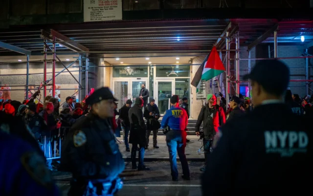 L'entrée de la synagogue Park East, avec des manifestants s'affrontant de chaque côté, séparés par la police, à New York, le 19 novembre 2025. (Crédit : Luke Tress/Times of Israel) L'entrée de la synagogue Park East, avec des manifestants s'affrontant de chaque côté, séparés par la police, à New York, le 19 novembre 2025. (Crédit : Luke Tress/Times of Israel)