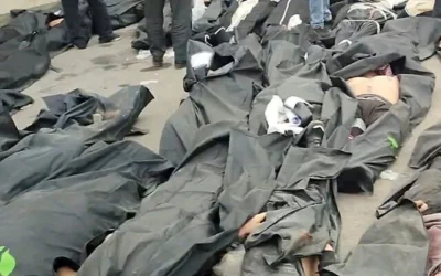 Des corps reposant dans des sacs mortuaires, au sol, au milieu de personnes qui se tiennent devant le Centre médical médico-légal de Kahrizak à Téhéran, en Iran, dans cette capture d’écran d’une vidéo obtenue sur les réseaux sociaux le 11 janvier 2026. (Crédit : Réseaux sociaux/Reuters)