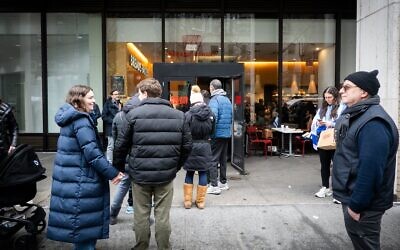 Des clients font la queue devant la boulangerie Breads Bakery dans l'Upper West Side de Manhattan, le 9 janvier 2026. (Crédit : Luke Tress/Times of Israel)
