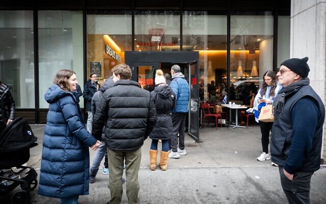 Des clients font la queue devant la boulangerie Breads Bakery dans l'Upper West Side de Manhattan, le 9 janvier 2026. (Crédit : Luke Tress/Times of Israel)