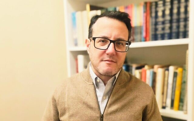 Après une longue carrière au sein de l'Anti-Defamation League, Aryeh Tuchman a quitté ses fonctions pour occuper un poste de haut niveau au sein du Nexus Project, un groupe de surveillance de l'antisémitisme souvent en désaccord avec l'ADL. (Crédit : Autorisation/JTA)