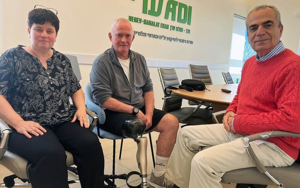 De gauche à droite : Yael Dotan Marom, directrice de l'école de prothèses et d'orthèses du village de rééducation ADI Negev-Nahalat Eran, la première en Israël, avec Baruch Cohen, membre de l'équipe d'intervention d'urgence du kibboutz Magen, blessé le 7 octobre 2023, et le Dr. Tzaki Siev-Ner, directeur du centre de rééducation Harvey et Gloria Kaylie, ADI Negev, le 24 décembre 2025. (Crédit : Diana Bletter/Times of Israel)