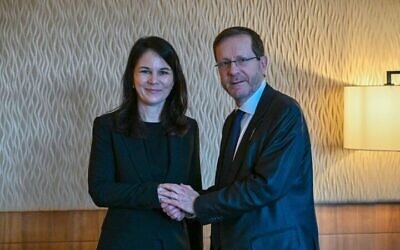 Le président Isaac Herzog (à droite) rencontre la présidente de l'Assemblée générale des Nations unies, Annalena Baerbock, à Davos, en Suisse, le 20 janvier 2026. (Crédit : Kobi Gideon / GPO)