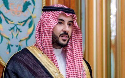 Cette photo publiée par le palais royal saoudien montre le prince Khalid bin Salman, deuxième fils du monarque régnant, prêtant serment en tant que ministre de la Défense au palais royal al-Salam, dans la ville côtière de Djeddah, sur la mer Rouge, le 27 septembre 2022. (Crédit : Bandar AL-JALOUD / Palais royal saoudien / AFP)