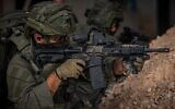Un soldat armée d'un fusil d'assaut Arad, fabriqué par Israel Weapons Industries, sur une photo non datée. (Crédit : Israel War Industries)