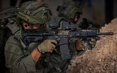 Un soldat armée d'un fusil d'assaut Arad, fabriqué par Israel Weapons Industries, sur une photo non datée. (Crédit : Israel War Industries)