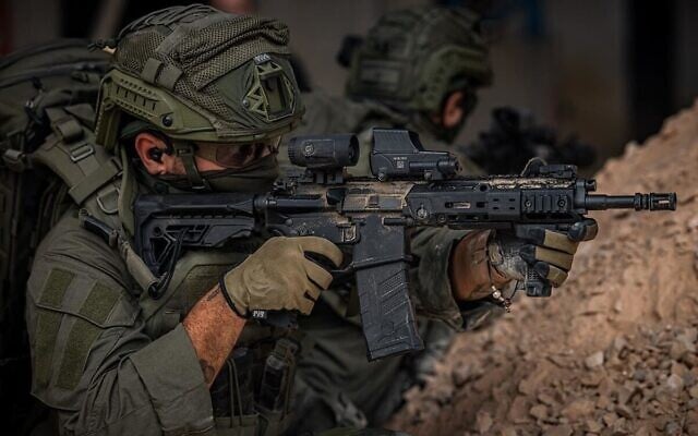 Un soldat armée d'un fusil d'assaut Arad, fabriqué par Israel Weapons Industries, sur une photo non datée. (Crédit : Israel War Industries)