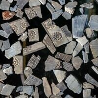Un ensemble de plaques d'ivoire datant de la période du Premier Temple (1200-586 avant notre ère) a été mis au jour lors de fouilles menées par l'Autorité israélienne des antiquités et l'université de Tel Aviv sur le parking Givati, dans la Cité de David à Jérusalem, selon une découverte annoncée le 5 septembre 2022. (Crédit : Yaniv Berman/Autorité israélienne des antiquités)