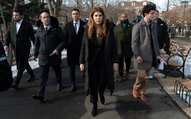 La présidente du Conseil municipal de New York, Julie Menin, et d’autres dirigeants juifs visitent un terrain de jeux vandalisé avec des dizaines de croix gammées, à Brooklyn le 22 janvier 2026. (Crédit : John McCarten/NYC Council Media Unit) La présidente du Conseil municipal de New York, Julie Menin, et d’autres dirigeants juifs visitent un terrain de jeux vandalisé avec des dizaines de croix gammées, à Brooklyn le 22 janvier 2026. (Crédit : John McCarten/NYC Council Media Unit)