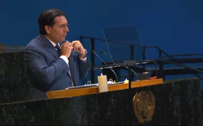 L'ambassadeur israélien auprès des Nations unies, Danny Danon, retire son pin's, symbole de la cause des otages, lors d'un discours prononcé devant l'Assemblée générale à l'occasion de la Journée internationale dédiée à la mémoire des victimes de l'Holocauste, le 27 janvier 2026. (Capture d'écran/UN Web TV) L'ambassadeur israélien auprès des Nations unies, Danny Danon, retire son pin's, symbole de la cause des otages, lors d'un discours prononcé devant l'Assemblée générale à l'occasion de la Journée internationale dédiée à la mémoire des victimes de l'Holocauste, le 27 janvier 2026. (Capture d'écran/UN Web TV)