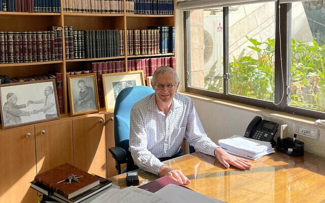 Mosheh Lichtenstein dans son bureau de la Yeshivat Har Etzion, dans l'implantation d'Alon Shvut, le 7 décembre 2025. (Crédit : Rossella Tercatin/Times of Israel)