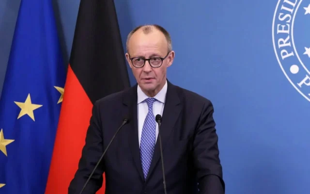 Le chancelier allemand Friedrich Merz assiste à une conférence de presse à l'issue d'un sommet intergouvernemental à la Villa Doria Pamphilj à Rome, le 23 janvier 2026. (Crédit : Gregorio Borgia/AP)