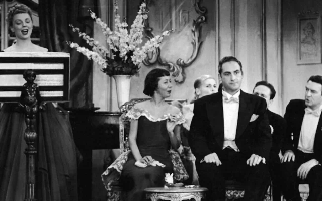 Sid Caesar, en compagnie d'Imogene Coca et Carl Reiner, dans un sketch pour la série télévisée de variétés « Your Show of Shows », en 1952. (NBC Television via la JTA)
