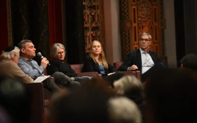 Peter Beinart prend la parole lors d’un panel sur 'La tente juive à la croisée des chemins' dans le sanctuaire de B’nai Jeshurun, à Manhattan, le 6 janvier 2026. Les autres intervenants étaient, de gauche à droite, le modérateur Rabbi Irwin Kula, Esther Sperber, la rabbin Jill Jacobs et le rabbin Elliot Cosgrove. (Gili Getz/B’nai Jeshurun via la JTA)