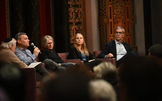 Peter Beinart prend la parole lors d’un panel sur 'La tente juive à la croisée des chemins' dans le sanctuaire de B’nai Jeshurun, à Manhattan, le 6 janvier 2026. Les autres intervenants étaient, de gauche à droite, le modérateur Rabbi Irwin Kula, Esther Sperber, la rabbin Jill Jacobs et le rabbin Elliot Cosgrove. (Gili Getz/B’nai Jeshurun via la JTA)