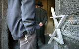 des fidèles se rassemblent, le 31 mars 2002 dans la synagogue de la Duchère à Lyon, au lendemain de l'attaque du lieu de culte par une dizaine de personnes à l'aide de voitures-béliers. Les responsables des communautés juives et musulmanes de la région et des élus de Lyon se sont réunis pour manifester contre l'attaque antisémite.AFP PHOTO JEAN-PHILIPPE KSIAZEK.
Des fidèles entrent dans la synagogue Duchère à Lyon, dans le centre-est de la France, le 31 mars 2002, après qu'un groupe d'assaillants masqués a écrasé deux véhicules dans la synagogue après minuit vendredi. L'attaque porte les traits de l'antisémitisme, ont indiqué des policiers et des témoins oculaires le 30 mars. PHOTO AFP JEAN-PHILIPPE KSIAZEK. (Photo de JEAN-PHILIPPE KSIAZEK / AFP)
Faithfuls walk into the Duchère synagogue in Lyon, central Eastern France 31 March 2002 after a group of masked assailants smashed two vehicles into the synagogue after midnight Friday. The attack boire the hallmarks of anti-Semitism police and eyewitnesses said 30 March. AFP PHOTO JEAN-PHILIPPE KSIAZEK. (Photo by JEAN-PHILIPPE KSIAZEK / AFP)