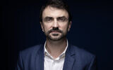 Grégory Doucet, homme politique et maire de Lyon, membre du parti écologiste EELV, lors d'une séance photo à Paris le 2 février 2021. (Crédit : Joel Saget/AFP)