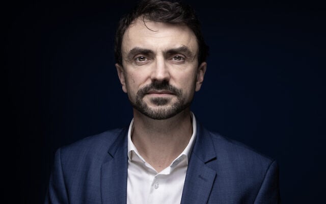 Grégory Doucet, homme politique et maire de Lyon, membre du parti écologiste EELV, lors d'une séance photo à Paris le 2 février 2021. (Crédit : Joel Saget/AFP)