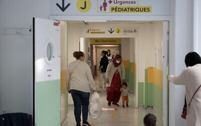 Des personnes marchent dans un couloir du service des urgences pédiatriques de l'hôpital Robert Debre à Paris, le 28 octobre 2022. (Photo : ALAIN JOCARD / AFP) Des personnes marchent dans un couloir du service des urgences pédiatriques de l'hôpital Robert Debre à Paris, le 28 octobre 2022. (Photo : ALAIN JOCARD / AFP)