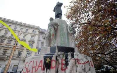 Une photo prise le 22 novembre 2022 montre la statue de l'ancien maire antisémite de Vienne, Karl Lueger, recouverte de peinture noire et défigurée par un graffiti indiquant « Schande » (« Honte ») sur le boulevard Ringstrasse à Vienne. (Crédit : Alex Halada/AFP)