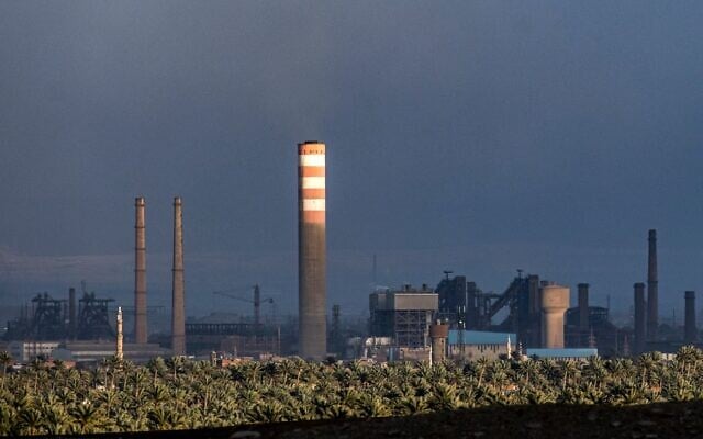 Une vue de la centrale électrique à double combustible (gaz fossile et fioul) de Tibbin et de l'aciérie d'Helwan, dans la banlieue d'Helwan, au sud de la capitale égyptienne, le 6 février 2023. (Crédit : Amir Makar/AFP)