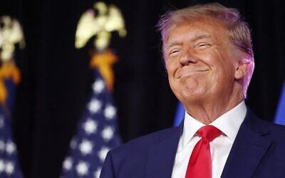 Donald Trump souriant avant de prononcer un discours lors d'un événement de recrutement de bénévoles républicains, dans le Nevada, à Las Vegas, le 8 juillet 2023. (Crédit : Mario Tama/Getty Images via AFP) Donald Trump souriant avant de prononcer un discours lors d'un événement de recrutement de bénévoles républicains, dans le Nevada, à Las Vegas, le 8 juillet 2023. (Crédit : Mario Tama/Getty Images via AFP)