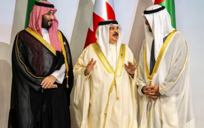 Photo d'illustration: Une photo fournie par la Cour présidentielle des Émirats montre (de gauche à droite) le prince héritier d’Arabie saoudite Mohammed ben Salmane ben Abdelaziz al-Saoud, le roi de Bahreïn Hamad ben Isa Al Khalifa et le président des Émirats arabes unis Cheikh Mohammed ben Zayed al-Nahyan assistant à une réunion du Conseil de coopération du Golfe, à Doha, le 5 décembre 2023. (Crédit : Abdulla AL-NEYADI/COUR PRÉSIDENTIELLE DES ÉMIRATS ARABES UNIS/AFP)