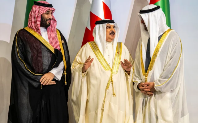 Photo d'illustration: Une photo fournie par la Cour présidentielle des Émirats montre (de gauche à droite) le prince héritier d’Arabie saoudite Mohammed ben Salmane ben Abdelaziz al-Saoud, le roi de Bahreïn Hamad ben Isa Al Khalifa et le président des Émirats arabes unis Cheikh Mohammed ben Zayed al-Nahyan assistant à une réunion du Conseil de coopération du Golfe, à Doha, le 5 décembre 2023. (Crédit : Abdulla AL-NEYADI/COUR PRÉSIDENTIELLE DES ÉMIRATS ARABES UNIS/AFP) Photo d'illustration: Une photo fournie par la Cour présidentielle des Émirats montre (de gauche à droite) le prince héritier d’Arabie saoudite Mohammed ben Salmane ben Abdelaziz al-Saoud, le roi de Bahreïn Hamad ben Isa Al Khalifa et le président des Émirats arabes unis Cheikh Mohammed ben Zayed al-Nahyan assistant à une réunion du Conseil de coopération du Golfe, à Doha, le 5 décembre 2023. (Crédit : Abdulla AL-NEYADI/COUR PRÉSIDENTIELLE DES ÉMIRATS ARABES UNIS/AFP)