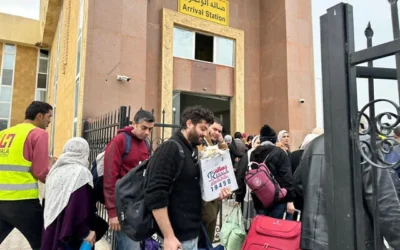 Des Gazaouis et des bi-nationaux quittant Gaza arrivant du côté égyptien du poste-frontière de Rafah avec la bande de Gaza, le 5 décembre 2023, alors que les combats entre Israël et le Hamas se poursuivent. (Crédit: AFP)