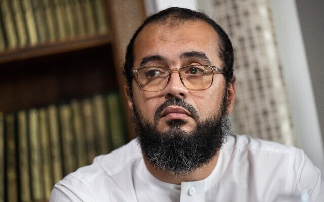 L'imam de la mosquée des Bleuets, Ismaïl, tient une conférence de presse dans les locaux adjacents à la mosquée, à Marseille, dans le sud de la France, le 9 septembre 2024, après que le préfet de police des Bouches-du-Rhône a informé la mosquée de son intention de la fermer, considérant que des « propos légitimant la violence » y étaient tenus depuis des années. L'imam de la mosquée des Bleuets, Smain Bendjilali, a annoncé le 9 septembre 2024 qu'il se retirait temporairement de ses fonctions, notamment pour se familiariser avec la laïcité. Cette décision pourrait ne pas suffire aux autorités, qui réclamaient sa démission définitive. (Crédit : MIGUEL MEDINA / AFP) L'imam de la mosquée des Bleuets, Ismaïl, tient une conférence de presse dans les locaux adjacents à la mosquée, à Marseille, dans le sud de la France, le 9 septembre 2024, après que le préfet de police des Bouches-du-Rhône a informé la mosquée de son intention de la fermer, considérant que des « propos légitimant la violence » y étaient tenus depuis des années. L'imam de la mosquée des Bleuets, Smain Bendjilali, a annoncé le 9 septembre 2024 qu'il se retirait temporairement de ses fonctions, notamment pour se familiariser avec la laïcité. Cette décision pourrait ne pas suffire aux autorités, qui réclamaient sa démission définitive. (Crédit : MIGUEL MEDINA / AFP)