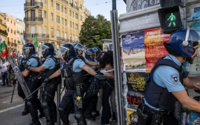 La police portugaise arrête une femme qui manifestait contre une manifestation contre « l'immigration incontrôlée » organisée par le parti d'extrême droite portugais Chega à Lisbonne le 29 septembre 2024. (Crédit : Patricia De Melo Moreira/AFP)