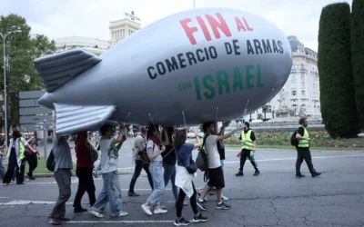 Des manifestants défilent avec un ballon revêtus de l'inscription « Cessez le commerce des armes avec Israël » lors d'un rassemblement anti-Israël en solidarité avec les peuples palestinien et libanais à l'occasion du premier anniversaire de la guerre entre Israël et le Hamas, dans le centre de Madrid, le 5 octobre 2024 (Thomas COEX / AFP)