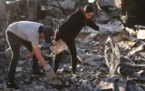 Des membres de la congrégation fouillent les décombres de la synagogue et du centre juif de Pasadena, qui ont servi la communauté pendant plus de 100 ans avant d’être détruits par l’incendie d’Eaton, à la suite des feux ayant causé d’importants dégâts et des pertes humaines dans la région de Los Angeles, le 11 janvier 2025 à Pasadena, en Californie. (Crédit : Mario Tama/Getty Images/AFP)