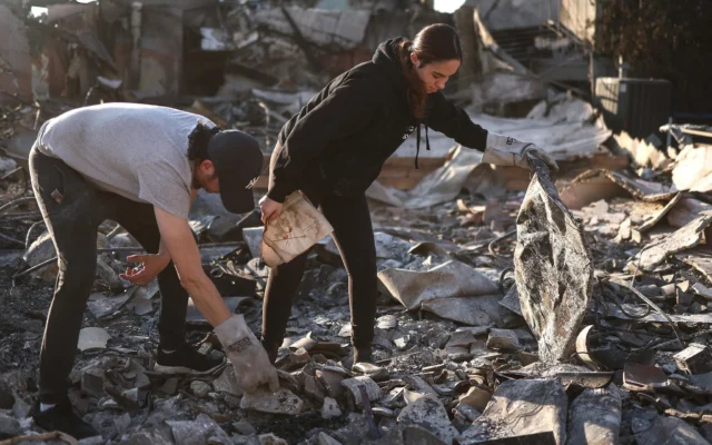 Des membres de la congrégation fouillent les décombres de la synagogue et du centre juif de Pasadena, qui ont servi la communauté pendant plus de 100 ans avant d’être détruits par l’incendie d’Eaton, à la suite des feux ayant causé d’importants dégâts et des pertes humaines dans la région de Los Angeles, le 11 janvier 2025 à Pasadena, en Californie. (Crédit : Mario Tama/Getty Images/AFP)