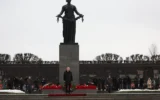 Dans cette photographie distribuée par l'agence officielle russe Spoutnik, on voit le président russe Vladimir Poutine assister à un dépôt de gerbes au monument à la « Patrie » dans le cimetière commémoratif Piskaryoskie de Saint-Pétersbourg, le 27 janvier 2025, pour le 81e anniversaire de la libération de Leningrad du blocus nazi lors de la Seconde Guerre mondiale. (Viatcheslav Prokofyev/Pool/ AFP)