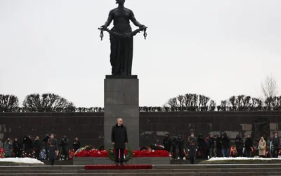 Dans cette photographie distribuée par l'agence officielle russe Spoutnik, on voit le président russe Vladimir Poutine assister à un dépôt de gerbes au monument à la « Patrie » dans le cimetière commémoratif Piskaryoskie de Saint-Pétersbourg, le 27 janvier 2025, pour le 81e anniversaire de la libération de Leningrad du blocus nazi lors de la Seconde Guerre mondiale. (Viatcheslav Prokofyev/Pool/ AFP)