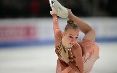 L'Israélienne Mariia Seniuk participant à l'épreuve féminine de patinage libre des Championnats d'Europe de patinage artistique de l'ISU, à Tallinn, en Estonie, le 31 janvier 2025. (Crédit : Daniel Mihailescu/AFP)