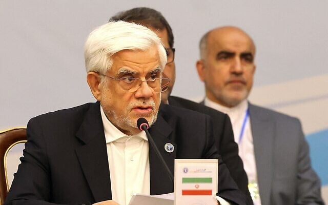 Le premier vice-président iranien, Mohammad Reza Aref, prend la parole lors du troisième Forum économique de la Caspienne à Téhéran, le 18 février 2025. (Crédit : ATTA KENARE / AFP)