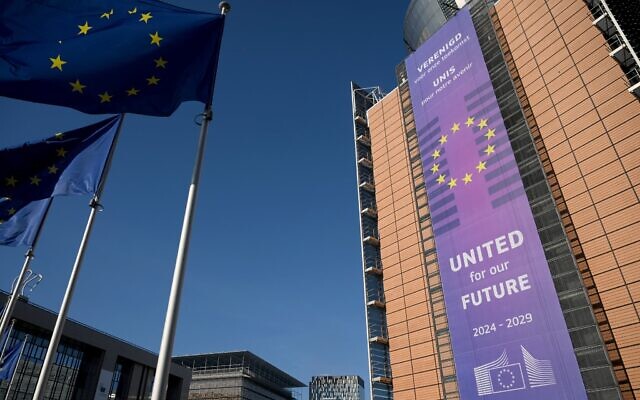 La façade du bâtiment Berlaymont, qui abrite le siège de la Commission européenne, à Bruxelles le 18 février 2025. (Crédit : Nicolas TUCAT / AFP) La façade du bâtiment Berlaymont, qui abrite le siège de la Commission européenne, à Bruxelles le 18 février 2025. (Crédit : Nicolas TUCAT / AFP)
