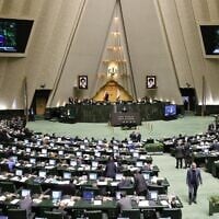 Illustration : Une réunion du Parlement iranien, le 2 mars 2025. (Crédit : Atta Kenare/AFP)